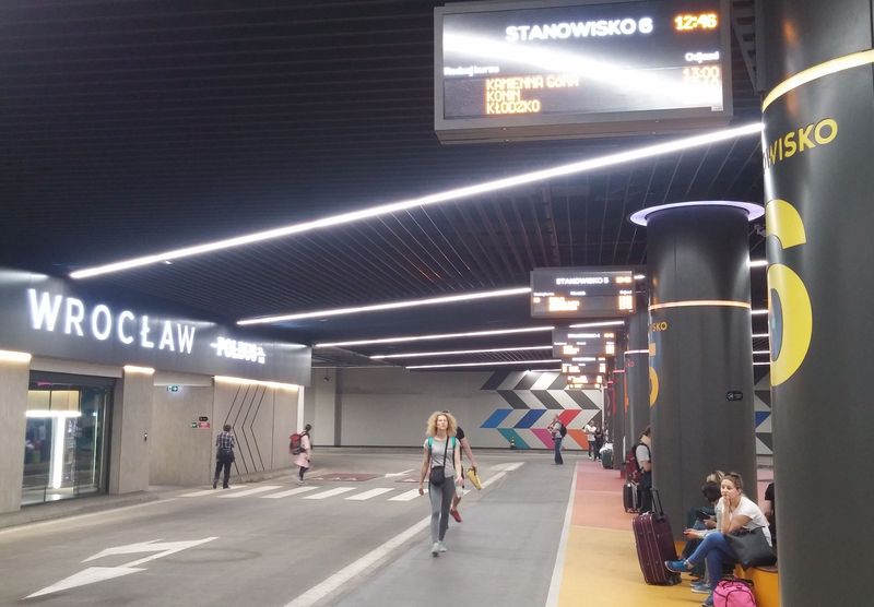 Podzemní nástupištì nového autobusového nádraží, které funguje od podzimu 2017. To pùvodní zde muselo ustoupit výstavbì nového obchodního centra. Propojení s ním však dává cestujícím bohatou nabídku dalších služeb.