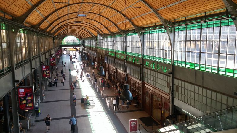 Citlivá rekonstrukce hlavního nádraží zachovala také historickou odbavovací halu a doplnila jí o obchody i další služby vèetnì knihovny.