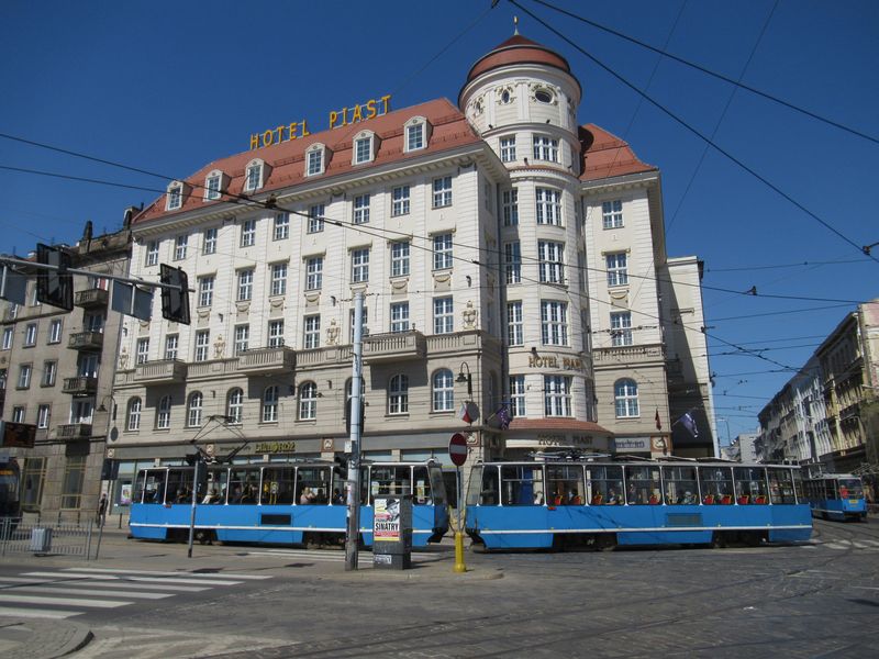 Rušná køižovatka pøed hlavním nádražím, kterou zrovna projíždí stále nejtypiètìjší a nejrozšíøenìjší vozidlo – polský Konstal. I zde prošla tato polská tramvajová ikona mnoha rùznými modernizacemi.