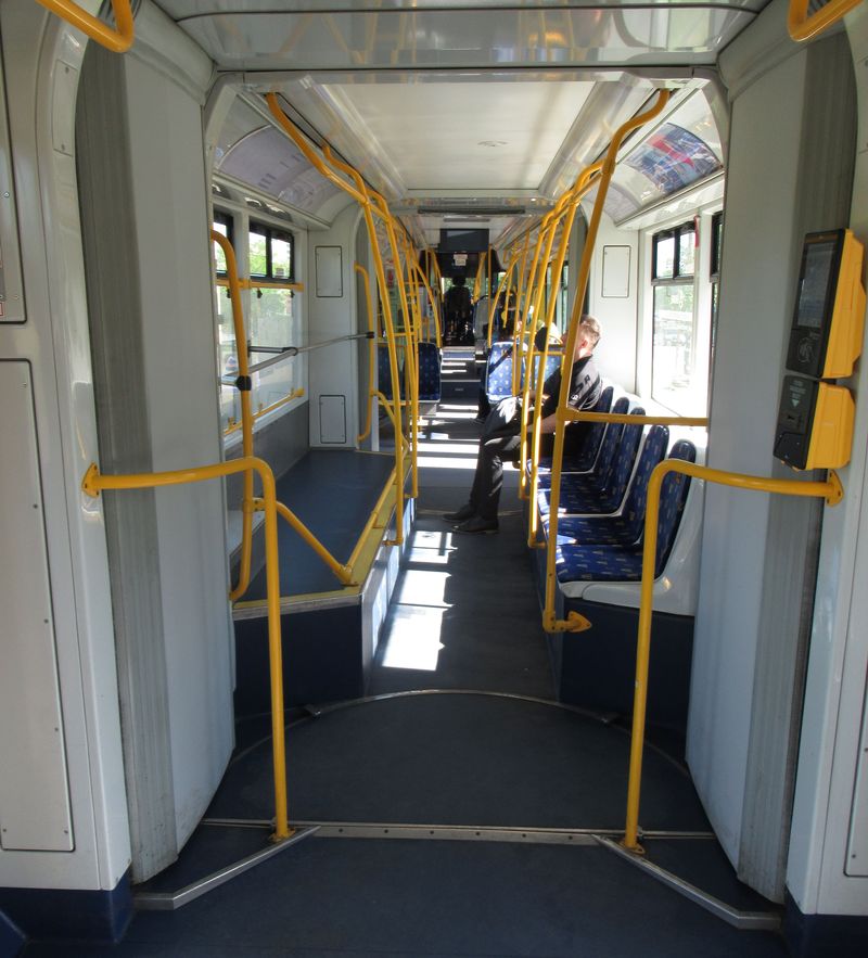 Detail støedního nízkopodlažního èlánku obousmìrné èeské tramvaje Škoda 19T, na jehož jedné stranì najdete místo sedaèek prostor na zavazadla.