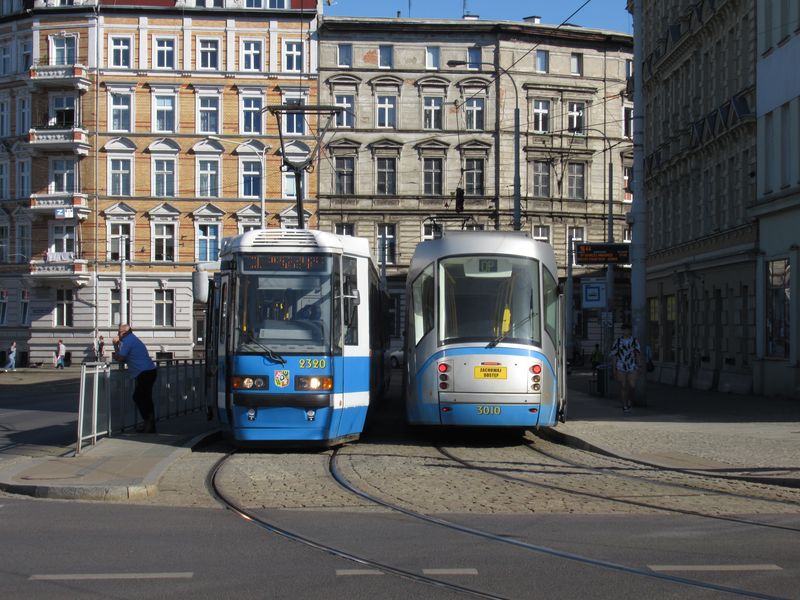 Setkání pravotoèivé i levotoèivé varianty okružní linky 0 na jejich koneèné u nádraží Nadodrze. Pro vyrovnání nepravidelností zde mají obì verze okružní linky pøestávku, pøi cestì dál je tak potøeba pøestoupit. Jednosmìrné tramvaje Škoda 16T jezdí ve Vratislavi od roku 2006 v poètu 17 kusù.