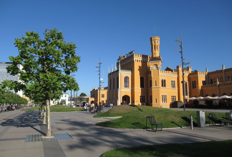 V roce 2012 prošlo historické hlavní nádraží ve Vratislavi celkovou rekonstrukcí v rámci pøíprav na fotbalové EURO. Výraznou promìnou prošel i pøednádražní prostor, který je také významnou tramvajovou køižovatkou.