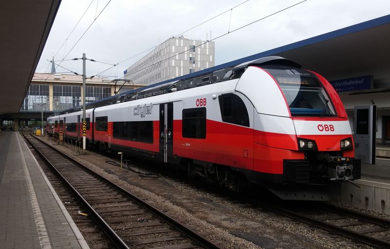 A zde je nejnovìjší posila vídeòského S-Bahnu: elektrická jednotka Siemens Desiro MainLine v barvách Cityjet rakouských drah ÖBB. Po dodávce tøicítky jednotek se pøipravuje dodání dalších 64 kusù, které by mìly ukonèit provoz všech starých modrobílých jednotek øady 4020.