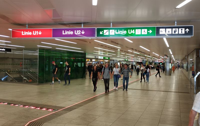 Dùležitá pøestupní stanice Karlsplatz v centru Vídnì také prokoukla, zejména její rozlehlý podzemní vestibul. Znaèení jednotlivých linek metra barvami a typizovanými smìrovkami je pøehledné, horší je to už s navigací na další cíle na povrchu.