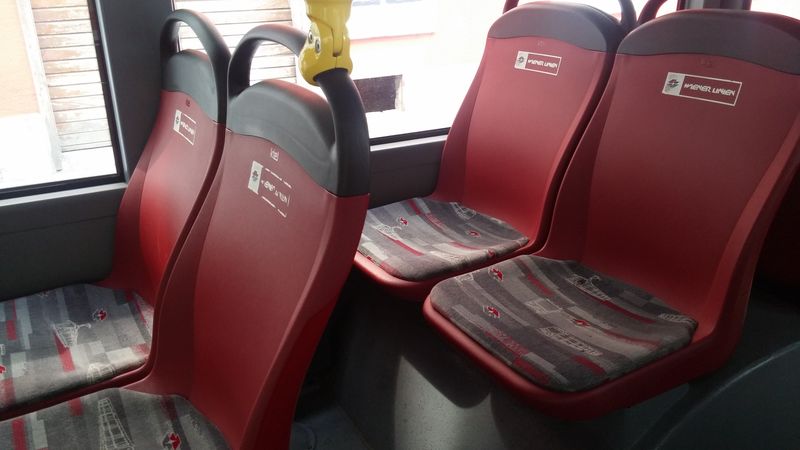 Jednotný vzhled se týká také interiéru vídeòských autobusù – sedaèky jsou plastové s látkovými sedáky v jednotném vzoru. Èervené jsou sedaèky také v metru i tramvajích. Tyèe jsou žluté a ostatní plochy šedé.