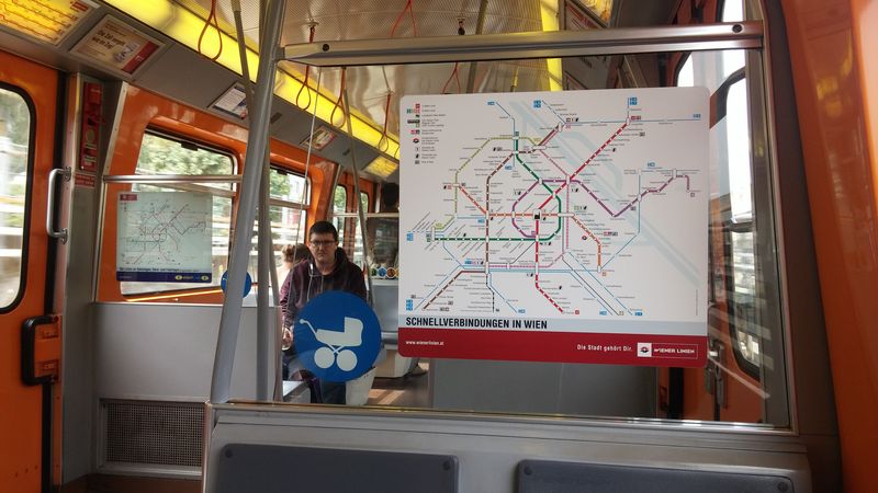 Nové schéma vídeòského metra ve staré soupravì. Po prodloužení linky U1 v roce 2017 má vídeòské metro už 84 km a 109 stanic.