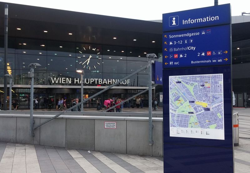 Vídeòské hlavní nádraží se postupnì stává dùležitým støedobodem návštìvníkù rakouské metropole. Nechybí ani pøehledné mapy okolí.