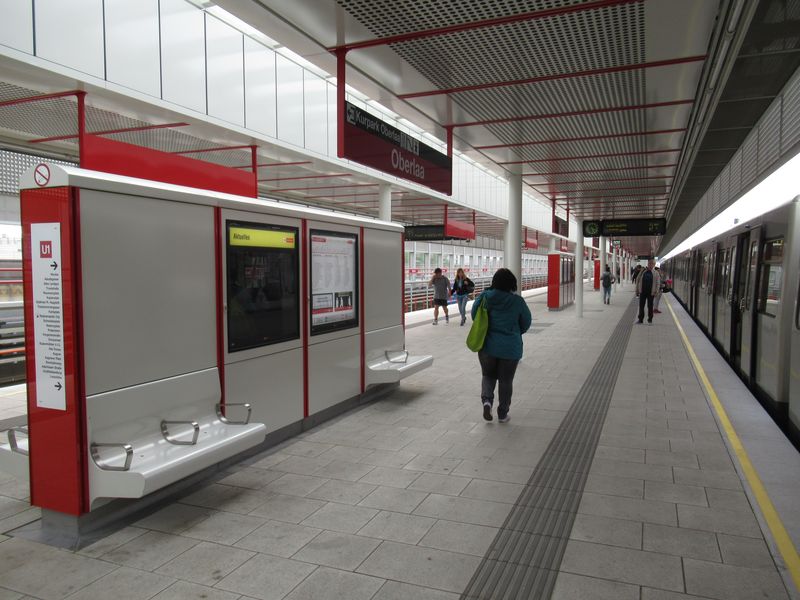 Klasický vídeòský interiér nové koneèné stanice linky U1 Oberlaa. 3 stanice jsou podzemní, 2 povrchové. Dalším projektem na rozšíøení metra je rozvìtvení dnešní linky U2 a vznik zcela nové linky U5.
