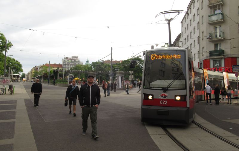Z linky 67 se stal po prodloužení metra U1 jen velmi krátký napajeè. Nyní je ukonèena zde v zastávce Reumannplatz. Vlevo je vidìt zrušené koleje vedoucí dále na jih.