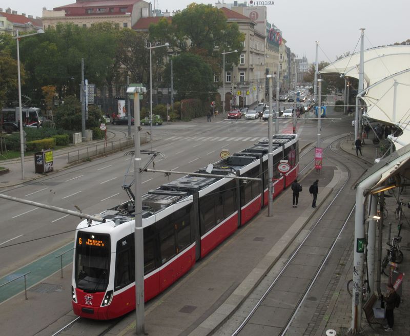Západní koneèná Burggasse-Stadthalle linky 6, kde jezdí nové tramvaje Flexity zatím v poètu 8 kusù. Po dodávce dalších nových tramvají by mìly pìtièlánkové Flexity zamíøit i na novou linku 11 spojující ètvrti v jižní a východní èásti Vídnì.