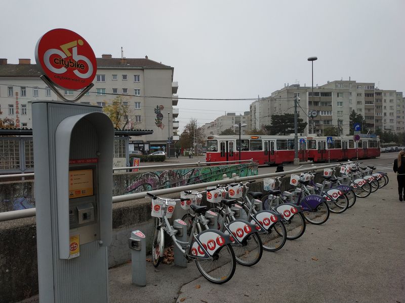 V pøestupních uzlech MHD, jako zde u koneèné stanice linek 2 a 33 Friedrich-Engels-Platz, najdete také stanovištì mìstských kol Citybike.
