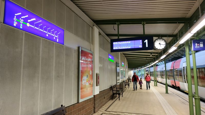 Díky krátkým intervalùm se trasa linky S45 dostala i do schémat vídeòského metra. Tato linka zvaná též Vorortelinie (neboli pøedmìstská linka) spojuje obì koneèné metra U4 a také pøestupní stanici Handelskai na lince U6, a je jakousi severozápadní tangentou. Po modernizaci jejích stanic se do historického prostøedí dostaly i digitální prvky.