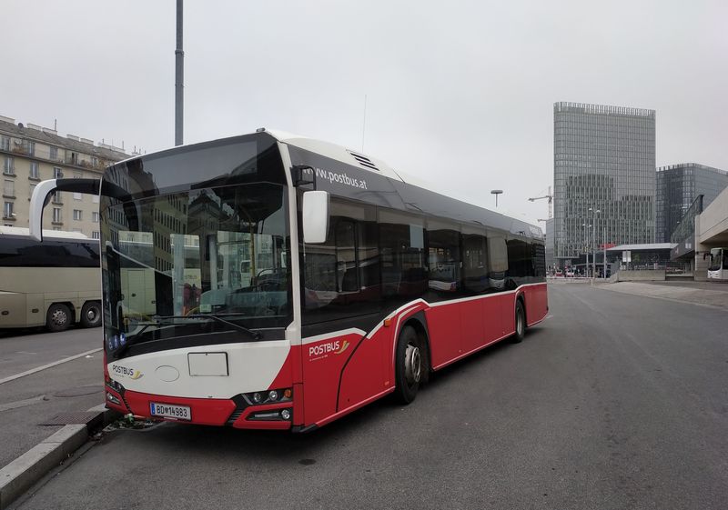 Dalším z poddopravcù na mìstských autobusových linkách ve Vídni je Postbus, který vsadil pøi obnovì vozového parku na polské Solarisy. Vídeòský dopravní podnik zajiš�uje zhruba polovinu výkonù pomocí subdodávek.