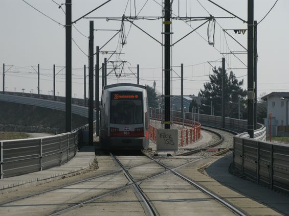 Nová tra� vedoucí k novým stanicím metra U2 má i jednu zvláštnost. Na tomto viaduktu pøes železnièní tra� a dálnici je levostranný provoz kvùli mezilehlé zastávce s ostrovním nástupištìm. Proto se na obou koncích estakády tramvaje takto vykøižují.