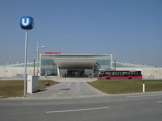 I u mezilehlé stanice Aspern Nord lze pøestupovat na autobusy do okolí. I když je metro vedeno po estakádì viditelné z širokého okolí, nechybí výrazné oznaèení stanice symbolem metra.