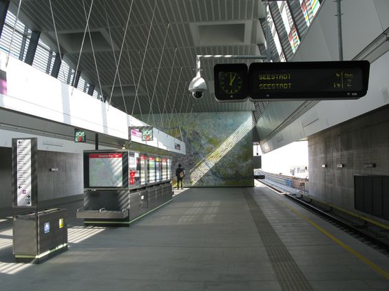 Asi nejnápaditìjší stanicí nového úseku metra je Aspern Nord se zajímavou "mapou" v èele jejího nástupištì. Jinak odpovídá architektura nových stanic i nadále jednotnému vídeòskému standardu.