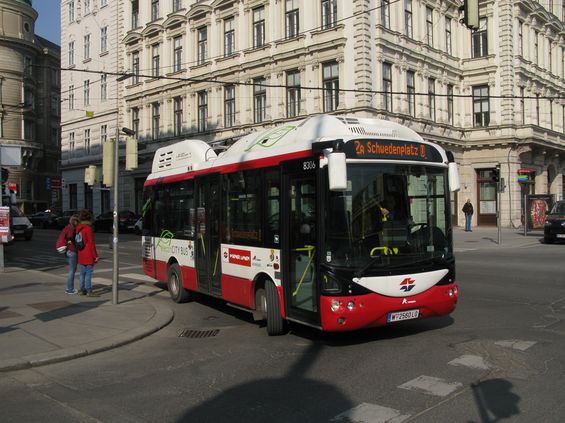 Ale vra�me se zpátky do centra, kde na dvou ze tøech centrálních linek obsluhujících historické jádro uvnitø "Ringu" jezdí tyto minielektrobusy Siemens-Rampini, testované i v Praze nebo Brnì. Celkem jich má Vídeò k dispozici 12.