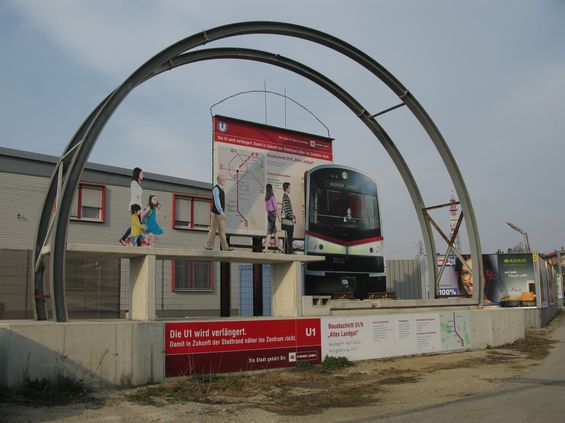 3D reklama na nový úsek metra U1 do stanice Oberlaa na jihu Vídnì. Již probíhající stavba pìti nových stanic na témìø 5 km délky by mìla být hotova v roce 2017,