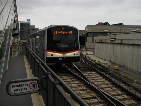 Nový typ metra se objevuje na vídeòských podzemních linkách od roku 2006 a nejen doplòuje, ale i postupnì nahrazuje pùvodní hliníkové vozy typu U. Zde na koneèné stanici linky U4 "Hütteldorf", která je vedena skoro celá v záøezu podél vodního kanálu.