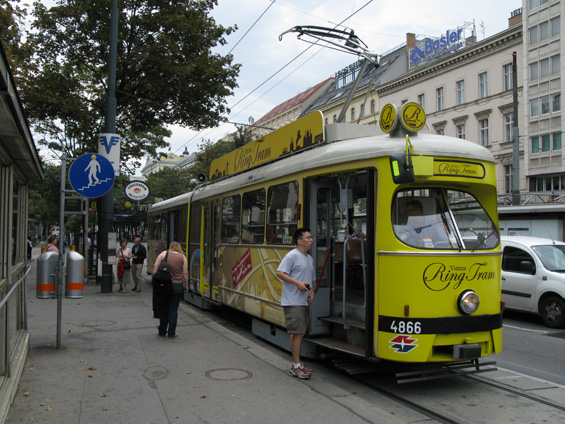 Okružní vyhlídková tramvaj nabízí turistùm v podstatì to samé, co velká èást normálních tramvajových linek. K projížïce však navíc dostanete odborný výklad.