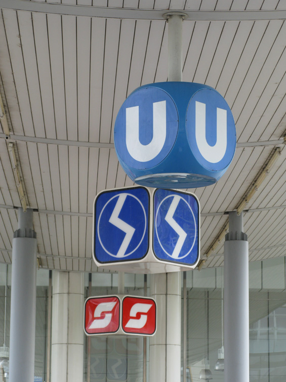 Symboly dopravních prostøedkù v uzlové stanici Floridsdorf, kde konèí spoleèný úsek pro linky S-Bahnu. Na vlaky tu navazují tramvaje i autobusy.