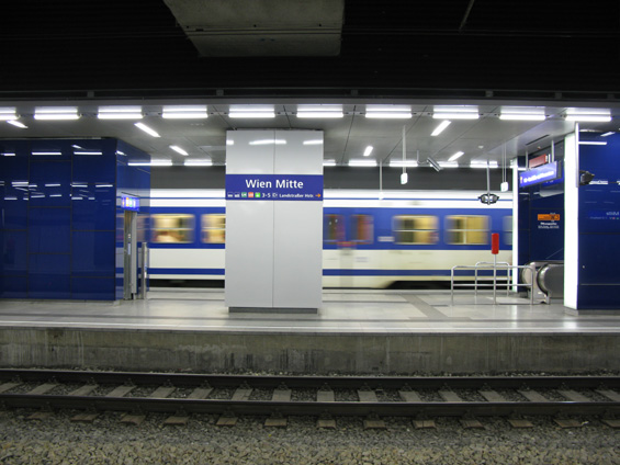 Vìtšina stanic spoleèného mìstského úseku S-Bahnu již prošla modernizací. Nejinak je tomu i u stanice Landstrasse - Wien Mitte, odkud odjíždìjí i neintegrované vlaky CAT na letištì.