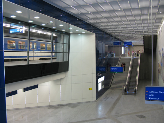 Podzemní stanice S-Bahnu Südtiroler Platz poblíž budoucího hlavního nádraží se již doèkala rekonstrukce. Lépe se tu pøestupuje jak na metro, tak i na tramvaje.