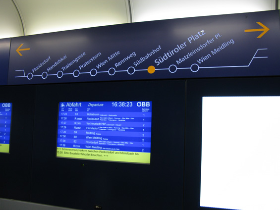 Ukázka informaèního systému v páteøním úseku vídeòského S-Bahnu (Meidling - Floridsdorf), kde se potkává vìtšina linek a spoleènì tvoøí interval cca 3 minuty.