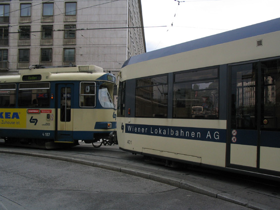 Spojení staré a nové tramvaje na pøímìstské lince WLB do Badenu.