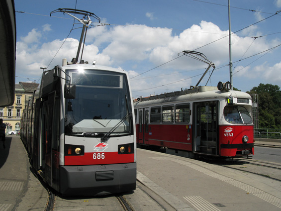 Setkání staré a nové generace tramvají - od sebe je dìlí bezmála 30 let. V pøestupním uzlu Hietzing poblíž zámku Schönbrunn jsou proti sobì ukonèeny linky 10 a 60.