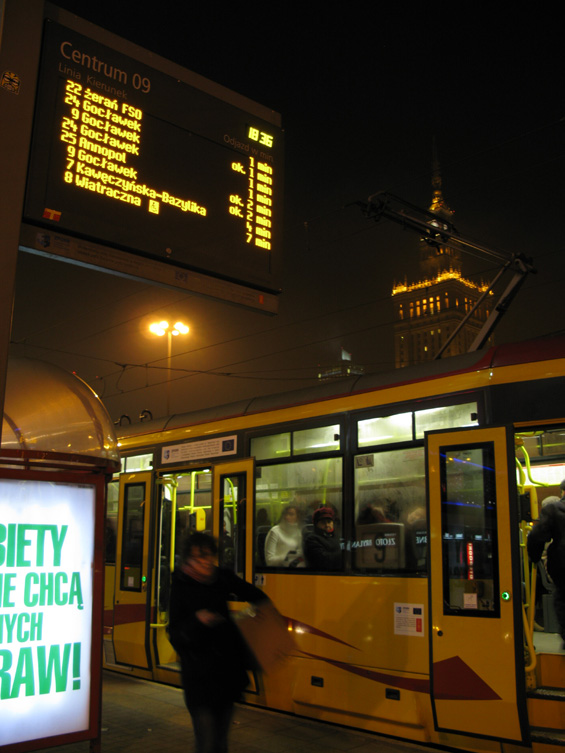 Informace v reálném èase zdobí tramvajové zastávky v centru Varšavy. Informaèní hodnotu snižují pomìrnì nepøesné údaje, které se s realitou obèas nesluèují.
