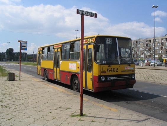 Ikarus u východního nádraží. Kromì oznaèníku bývá na zastávce umístìn též sloupek "èelo autobusu".
