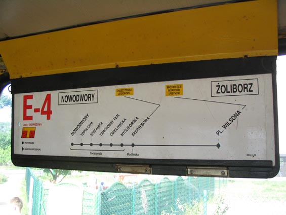 Expresní linka E4 má málo zastávek a velmi krátké intervaly a tvoøí napajeè sídlištì Nowodwory na metro.