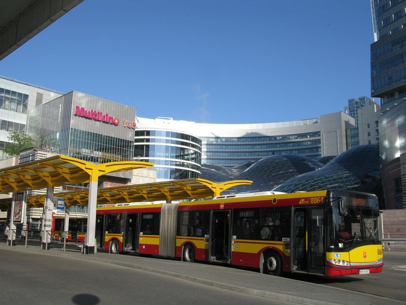 Novì soutìžené autobusy musí splòovat pøísná kritéria, jako jsou 100% nízkopodlažnost, klimatizace pro cestující, kamerový systém, wi-fi, mìkké látkové sedaèky, jízdenkový automat èi LCD monitory pro jednotné informace pro cestující (mimochodem úplnì stejné najdete i v metru, tramvajích èi mìstských vlacích). Vedle centrálního vlakového nádraží najdete také malé nádraží autobusové pro mìstské linky.