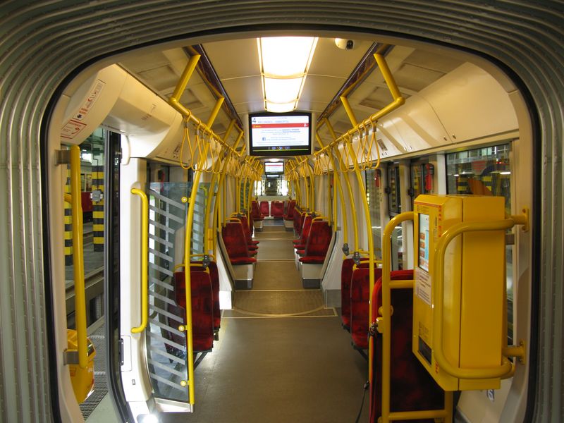 Tramvaje kvùli stále nedostateèné síti metra pøepraví mnoho cestujících a zejména páteøní linky jsou velmi vytížené, možná i proto nenajdete ani v nových vozech mnoho sedaèek. Nedostatkem sedaèek trpí pøedevším obousmìrné tramvaje.
