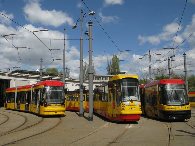 Zástupci tøech nejtypiètìjších typù varšavských tramvají. Vlevo je tøíèlánková Pesa, která postupnì nahrazuje kapacitì nevyhovující sólo vozy. Prostøední Konstal už prošel i vzhledovou modernizací.