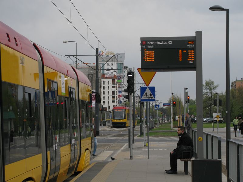 Na tramvajových zastávkách spravovaných dopravcem Tramwaje Warszawskie najdete velmi èasto také elektronické informaèní panely s aktuálními pøíjezdy nejbližších spojù.