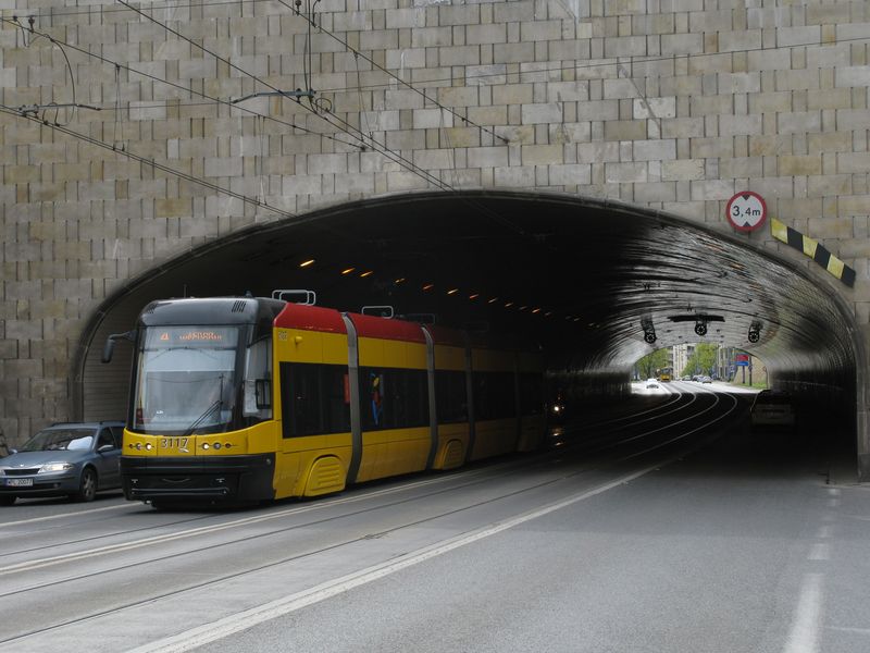 Krátký tunel, kterým podjíždìjí tramvaje a autobusy historické jádro Varšavy. Po reformì tramvajových intervalù jsou denní linky rozdìleny do tøí skupin. Páteøní linky jezdí ve špièce každé 4 minuty, další hlavní linky jezdí ve špièce po 6 minutách (linky 1, 33). Všechny ostatní (až na drobné výjimky) mají interval ve špièce 8 minut, v sedle 12 a o víkendech 15 minut.