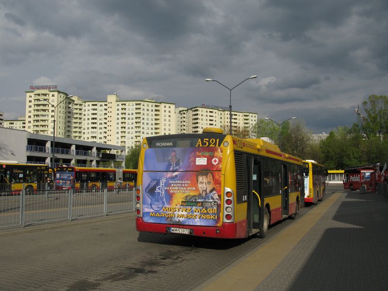 Zbylý podíl mìstských autobusù se soutìží a momentálnì je provozují 4 soukromí dopravci, z nichž nejvìtší je Mobilis (pøes 200 autobusù). Mimo území Varšavy zasahuje také øada pøímìstských autobusových linek. Z mìsta ven jezdí 45 linek èíselné øady 700 a 800, zcela mimo Varšavu pak navazuje na tyto linky nebo na vlaky 31 lokálních linek L, provozovaných ve spolupráci s jednotlivými obcemi. Pøímìstskou autobusovou dopravu vojvodství nijak nedotují, záleží tedy plnì na obcích a jednotlivých dopravcích, jaké linky a jak èasto budou provozovat.