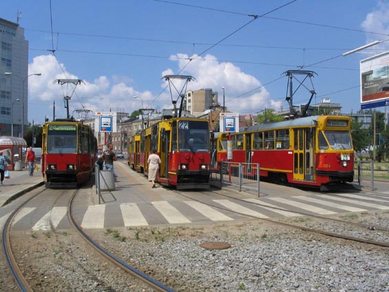 Velká koneèná tramvají na námìstí ve ètvrti Praga.