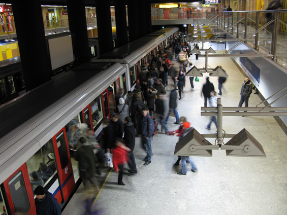Cestující ve stanici Centrum nastupují do šestivozové francouzské jednotky Alstom. Tyto vozy však nepøedstavují to nejnovìjší z varšavského metra.