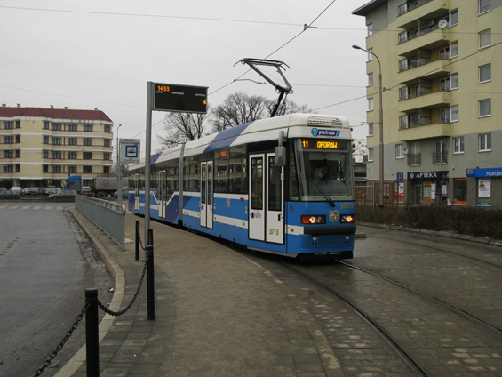 Jedna z nejnovìjších tramvají Protram, vyrobená ve Vratislavi v roce 2010. Støední èlánek je nízkopodlažní, konstrukènì však vychází z pùvodních Konstalù. Jízdním vlastnostem i zpùsobu uspoøádání interiéru se však nedá nic vytknout.