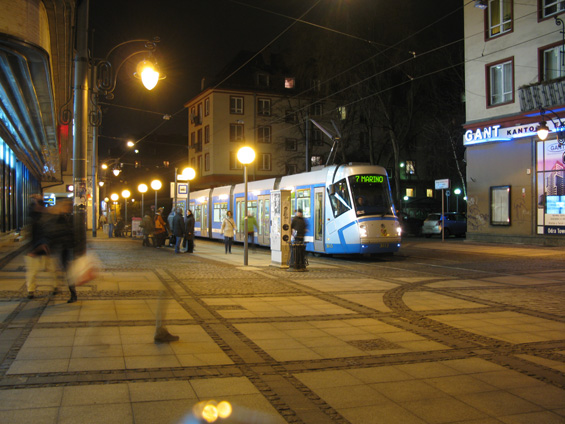 Linky 6 a 7 (na nichž jezdí pøevážnì tramvaje 16T) projíždìjí støedem mìsta po jednosmìrné trati na pìší zónì nedaleko hlavního námìstí "Rynek".