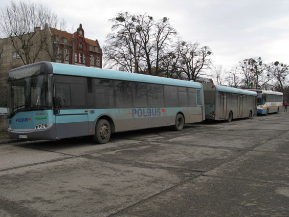 Nepøíliš udržované autobusy Solaris na pøímìstské lince 900 nejvìtšího zdejšího pøímìstského dopravce Polbus. Autobusy odpoèívají na autobusovém nádraží, které leží nedaleko hlavního vlakového nádraží.