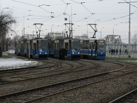 Koneèná zastávka Pilczyce, kde jsou výlukovì ukonèeny také linky 10 a 22. Díky výstavbì fotbalového stadionu pro mistrovství Evropy v roce 2012 je nejzápadnìji vedoucí tramvajová tra� ve Vratislavi pøerušena a nahrazena autobusy.