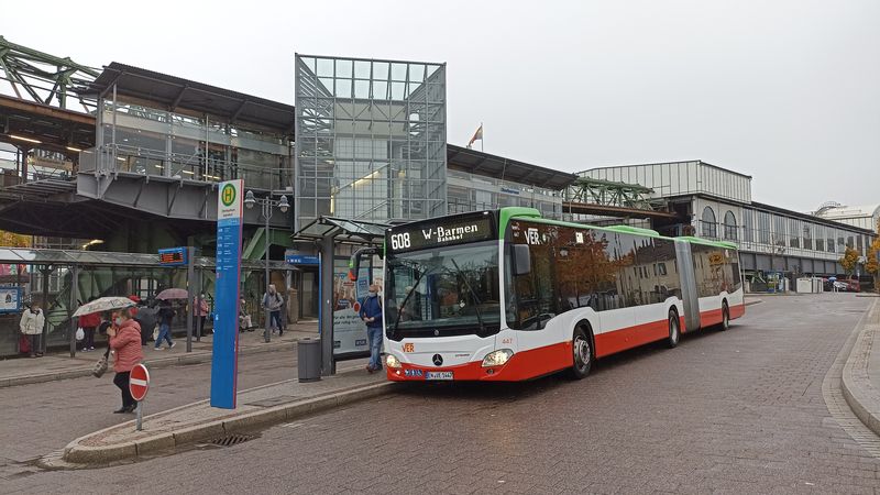 Východní koneèná visuté dráhy Oberbarmen i s pøilehlým depem, kde se stejnì jako na západním konci odstavují soupravy. Zde kromì vlakù navazují také místní autobusové linky dopravce VER, který pùsobí v øidèeji osídlené aglomeraci mezi mìsty Wuppertal, Essen, Bochum a Hagen.
