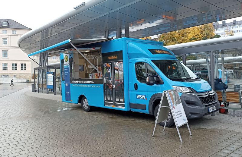 Informaèní dodávka wuppertalského dopravního podniku zaparkovaná na místním autobusovém nádraží. I místní MHD je zapojená do integrované dopravy VRR.
