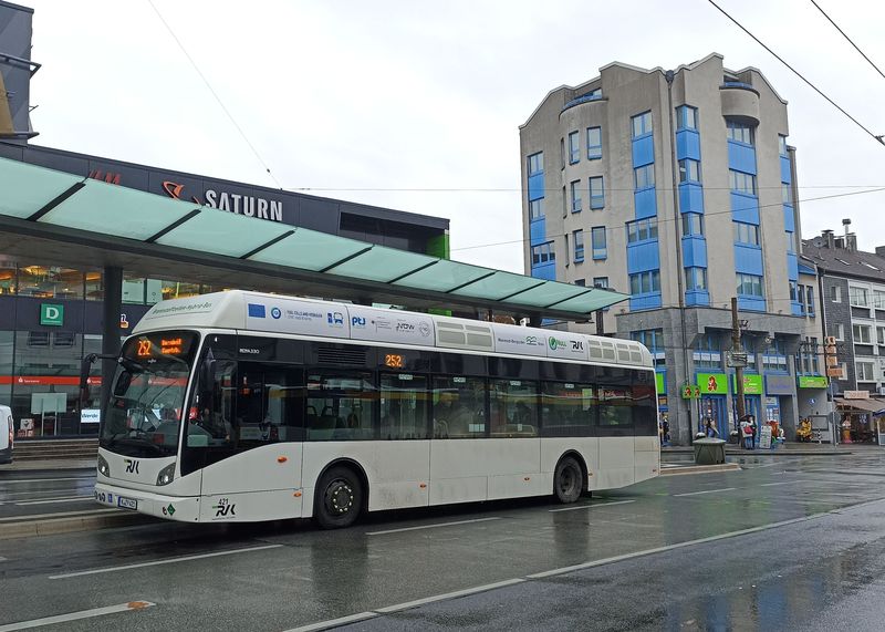 Kolínský regionální dopravce RVK je nejvìtším provozovatelem vodíkových autobusù v Evropì. Aktuálnì má už pøes 50 vozidel. Jeden z nich zavítal na regionální lince až do centra Solingenu.