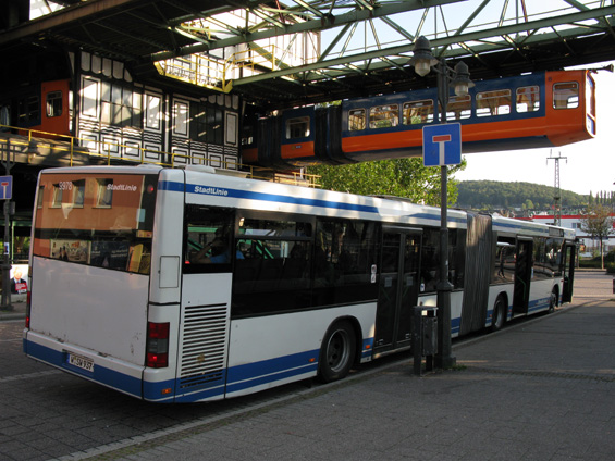 Setkání mìstského autobusu se zavìšenou soupravou na koneèné stanici Oberbarmen.