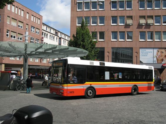Autobusové linky jsou èíslovány od 6 výše a provozují je rùzní dopravci sdružení ve svazu VVM. Pøímo v historickém centru lze pøestoupit na autobus v malé, ale praktické pøestupní zastávce Juliuspromenade.